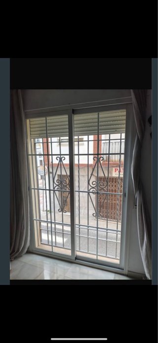 Balconera corredera con reja