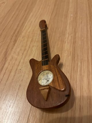 Figura de Guitarra con Reloj Integrado