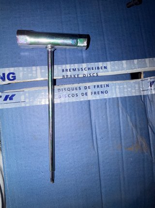 Llave de bujía en forma de T