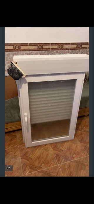 Ventana con Persiana Blanca