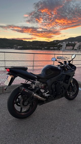 Yamaha R6 Negra muy cuidada.
