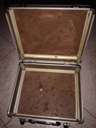Maletín rígido con estructura metálica