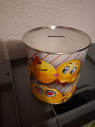 Salvadanaio con decorazione emoji