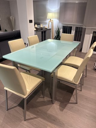 Mesa y 6 Sillas Comedor Cristal templado y piel