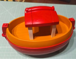 Barco de Juguete Rojo y Naranja