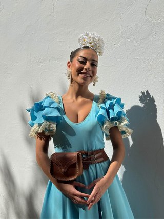 Traje de flamenca azul con cinturón