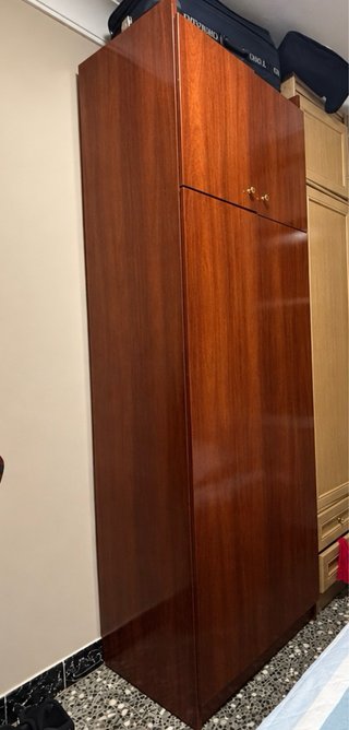 Armario de madera de dos puertas