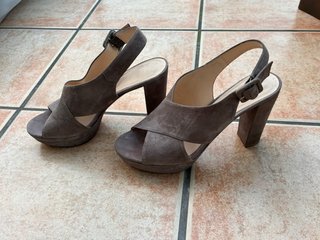 Sandalia piel vuelta/nobuck en gris de Unisa