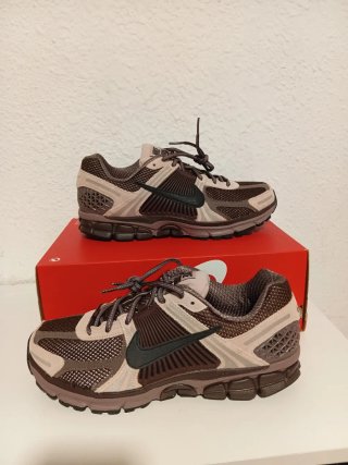 Nike Zoom Vomero 5 Beige/Marrón