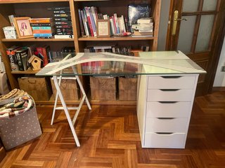Escritorio juvenil cristal y cajonera blanca