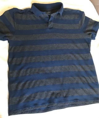 Polo de rayas azul y gris