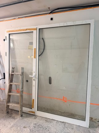 Puerta aluminio blanco con fijo y cristal, sin uso