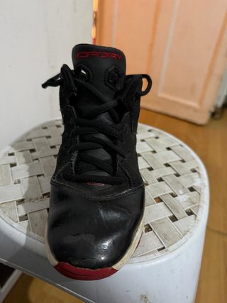 Zapatillas Jordan Negras y Rojas talla 32