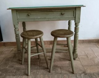 Mesa Tocinera Antigua con Taburetes