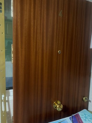 Puerta de entrada de madera