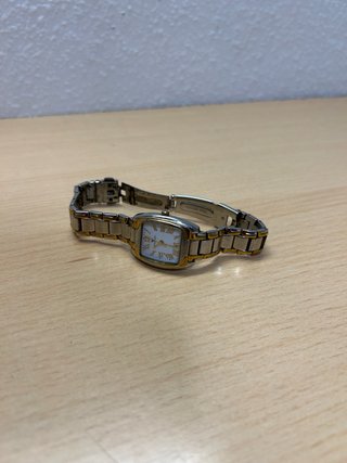 Reloj de pulsera dorado y plateado