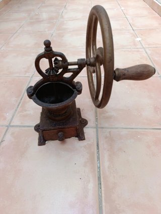 Molinillo de café antiguo de hierro