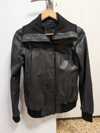 Cazadora de piel negra estilo biker