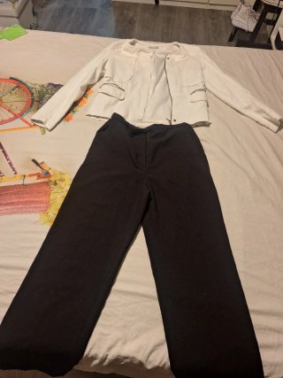 Americana Blanca y Pantalón Negro