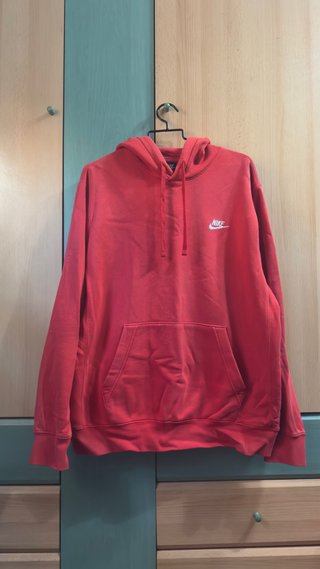 Sudadera Nike roja con capucha y logo blanco – M