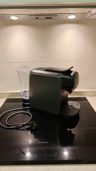 Cafetera nepresso Phillips Lor de cápsulas negra