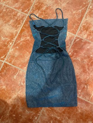 Vestido brillante con cordones