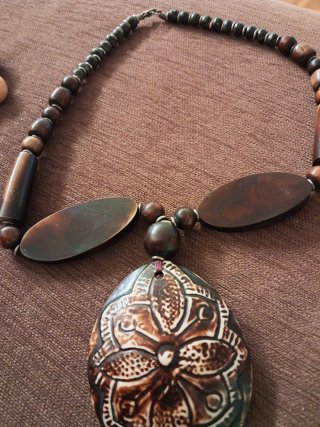 Collar con colgante artesanal