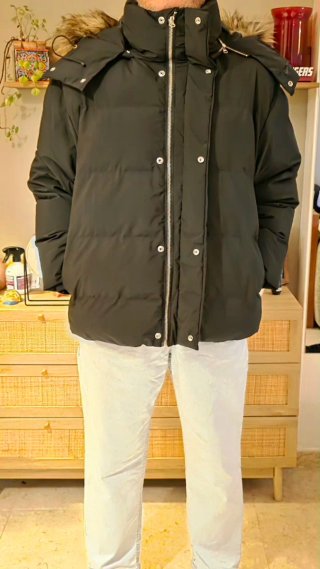 Chaqueta negra acolchada con capucha