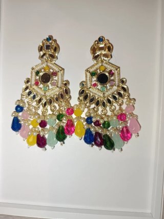 Pendientes dorados con piedras de colores hippie