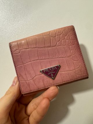 Portafoglio Prada effetto coccodrillo rosa