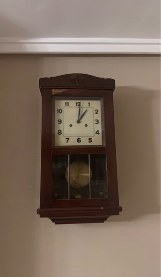 Reloj de pared antiguo con péndulo