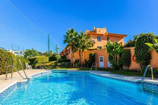 Casa pareada en venta en Hacienda Las Chapas en Marbella