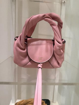 Borsa Fendi rosa mai usata comprata 4 giorni fa