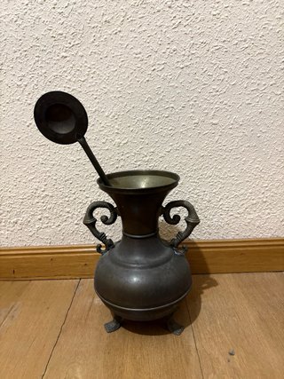 Jarrón antiguo con asas y pala