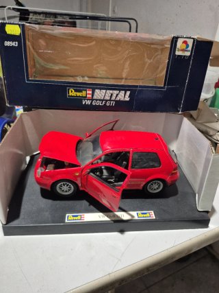 Maqueta Revell VW Golf GTI 1:18