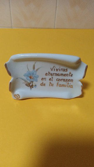 Piatti e pergamene ricordo lapidi e tombe