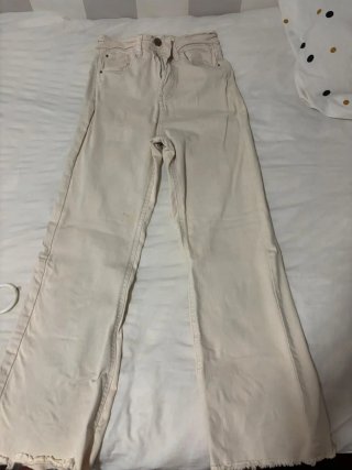 Vaqueros crema Stradivarius