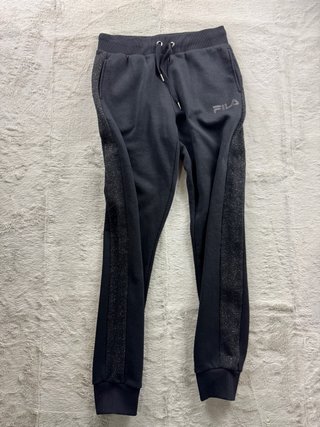 Pantalones chándal Fila negros con detalles platea