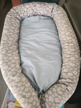 Nido para bebé con estampado de nubes