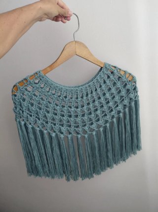 Poncho tejido con flecos color verde azulado