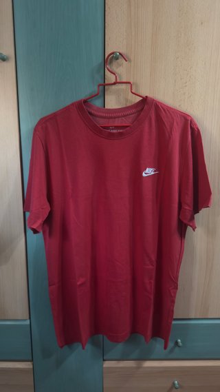Camiseta Nike roja Sportswear logo bordado talla M