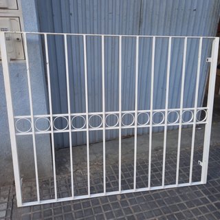 Reja de hierro blanca para ventana