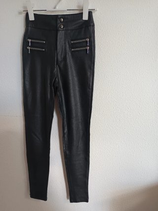 Pantalón efecto piel cremalleras