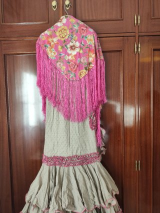 Traje de flamenca marrón y rosa