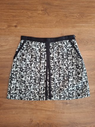 Falda estampada blanco y negro Talla 38