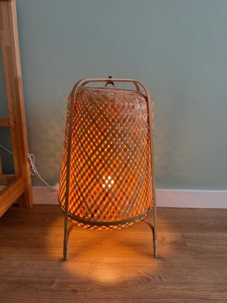 Lámpara de pie Ikea KNIXHULT de bambú