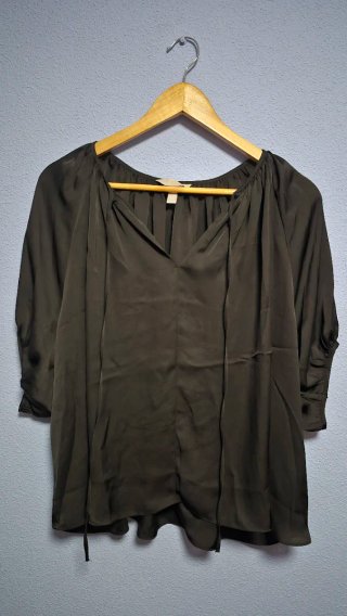 Blusa verde oliva con lazada