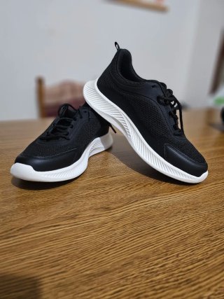 Zapatillas deportivas negras y blancas