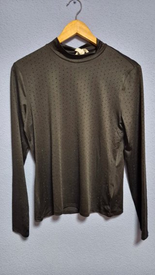 Blusa negra con pedrería