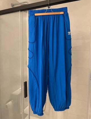 Pantalón Adidas azul eléctrico estilo vintage